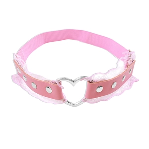 Détail du choker rose en similicuir avec dentelle, anneau cœur argenté et rivets