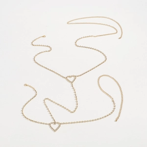 Détail de la chaîne de corps dorée à double cœur avec strass brillants et fermoir mousqueton