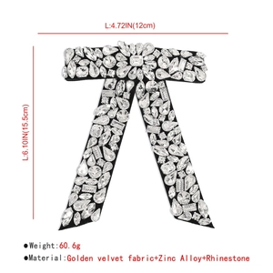 Détail de la pince à cheveux nœud en strass de 12cm x 15,5cm avec dimensions