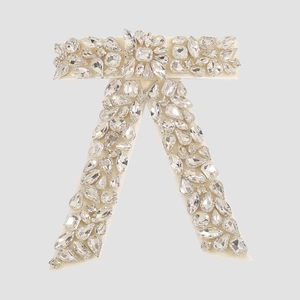 Détail d'une pince à cheveux nœud en strass avec des ornements en cristal de luxe étincelants