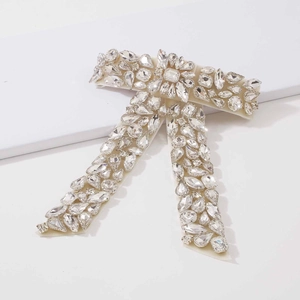 Barrette à cheveux nœud avec strass étincelants et cristaux sur base blanche