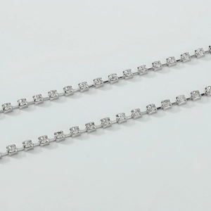 Detailopname van de glinsterende zilveren dubbellaagse beenketting met vierkante strass