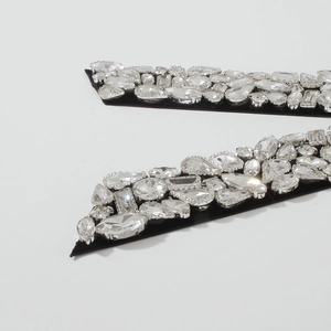 Détail de strass luxueux en formes marquise et ronde sur une pince à cheveux noire