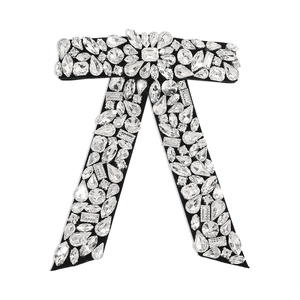 Barrette à nœud en strass étincelants avec base en tissu noir et cristaux variés
