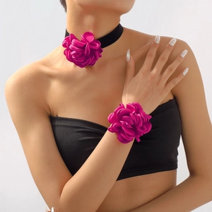 Détail de l'ensemble ras du cou et bracelet avec fleurs 3D en tissu rouge rose sur mannequin