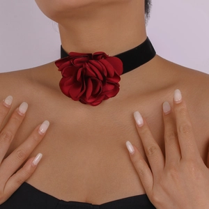 Gros plan d'un choker en velours noir élégant avec une fleur de rose rouge en relief