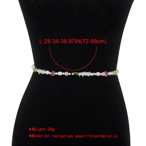 Detalle de cadena de cintura con perlas y corazones con medidas y material indicados