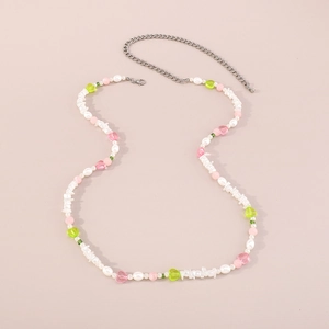 Detalle de cuentas de corazón rosa y perlas de imitación en una elegante cadena de cintura