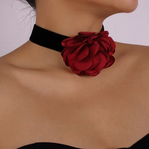 Détail d'un grand choker rose en tissu bordeaux avec ruban en velours noir sur un mannequin