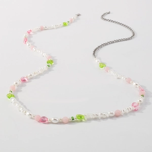 Detalle de la cadena para el cuerpo de perlas con cuentas de corazón rosas y verdes
