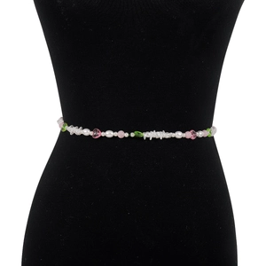 Cadena de cintura de perlas con corazones rosas mostrada en torso de modelo femenina