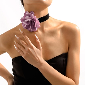 Vue détaillée d'un élégant collier ras du cou en velours violet porté par un mannequin