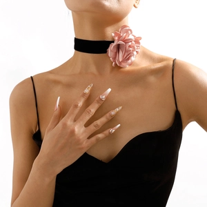 Détail d'un collier choker avec grande fleur en satin rose et ruban en velours noir