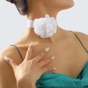 Détail d'un choker blanc avec une fleur 3D multicouche en satin et tissu soyeux