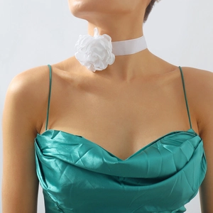 Collier choker élégant avec fleur 3D blanche et ruban satiné pour femme