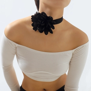 Détail d'un élégant collier ras de cou rose en tissu noir avec ruban velours