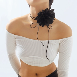 Collier choker élégant avec fleur noire en tissu et longs rubans pour femmes