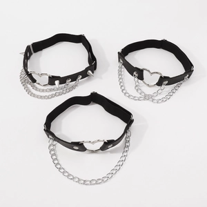 Set di tre giarrettiere punk in pelle nera con anelli a cuore, catene e punte metalliche