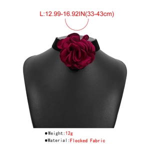 Détail du collier choker rose bordeaux avec longueur de 33-43cm et poids léger de 12g