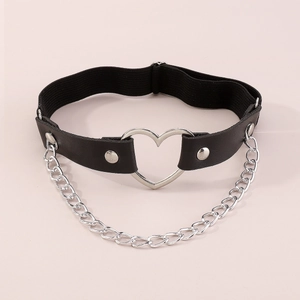 Détail de la chaîne de jambe gothique en cuir avec pendentif cœur et glands punk argent
