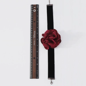 Détail du ras-du-cou fleur rouge, longueur 30cm et diamètre fleur 8cm sur velours noir