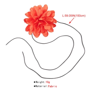 Vue détaillée du collier fleur en tissu orange de 150cm avec cordon noir et tailles