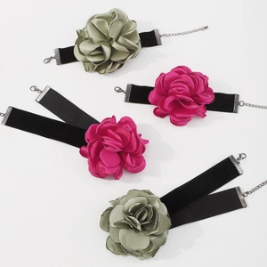 Détails de grandes fleurs en satin sur des colliers choker en velours vert gris et rose