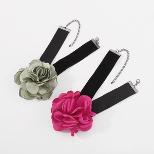 Détail de colliers choker en velours avec de grandes roses en tissu gris-vert et rose vif