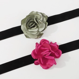 Détail de chokers roses en satin vert sauge et rose avec des rubans en velours noir