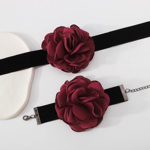 Détail de la rose en tissu bordeaux sur choker en velours noir avec fermoir en métal réglable