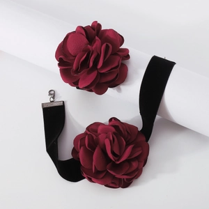 Détail d'un collier ras du cou en satin bordeaux et d'un bracelet fleur en velours