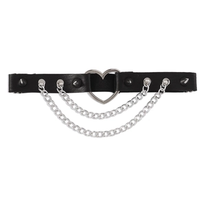 Dettaglio dell'anello da gamba in pelle nera gotica con cuore d'argento e catene punk
