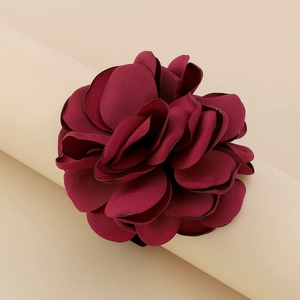 Détail macro du collier fleur de rose velours bordeaux avec couches de tissu