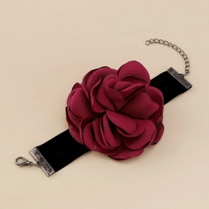 Vue détaillée du choker rose en tissu bordeaux avec ruban en velours noir et fermoir
