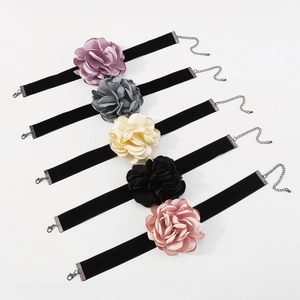 Détails des colliers ras-du-cou en velours avec des fleurs de rose en tissu de soie 3D
