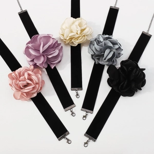 Lot de cinq colliers chokers en velours avec fleurs en tissu rose, violet et beige
