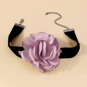Détail du choker rose en tissu violet avec ruban de velours noir et fermoir réglable en métal