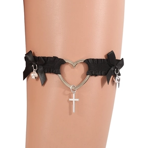 Jarretière en dentelle noire avec anneau cœur, croix en métal et clochettes