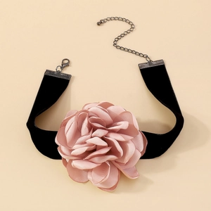 Détail du collier choker avec fleur en tissu rose et ruban en velours noir ajustable