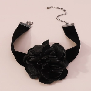 Détail d'un choker fleur noire gothique en satin avec ruban velours et fermoir réglable
