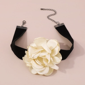 Détail d'un choker fleur en satin crème avec ruban en velours noir et fermoir ajustable