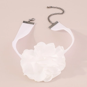 Détail d'un ras de cou en tissu blanc avec fleur et fermoir mousqueton argenté ajustable
