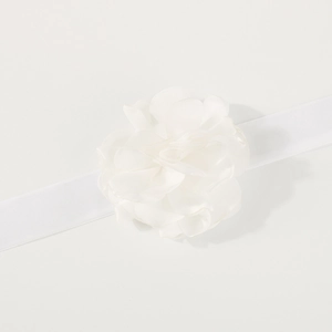 Détail de la fleur en gaze de soie faite main avec ruban en satin blanc élégant