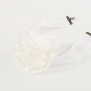 Détail d'un collier ras du cou élégant avec fleur en satin blanc et ruban ajustable