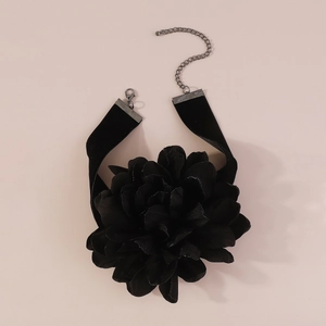 Détail d'un choker en velours noir avec rose en tissu et fermoir métallique ajustable