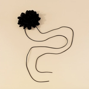 Gros plan détaillé d'un collier choker fleur noire en velours avec de longs rubans