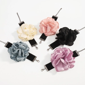 Gros plan de chokers floraux en velours de plusieurs couleurs avec chaîne réglable