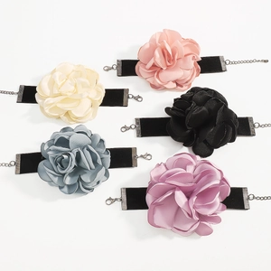 Ensemble détaillé de cinq chokers floraux en velours élégants en diverses couleurs douces