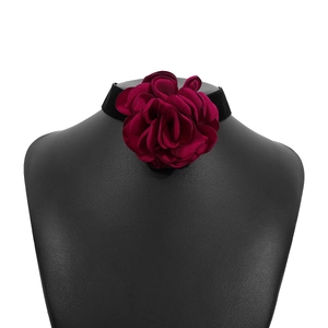 Détail d'un élégant choker en velours noir avec une grande fleur 3D en tissu bordeaux