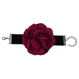 Vue détaillée de la rose en tissu bordeaux et du tour de cou en velours noir